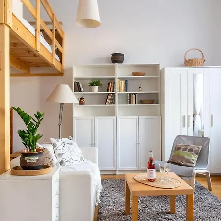 Bright Heaven Apartment *